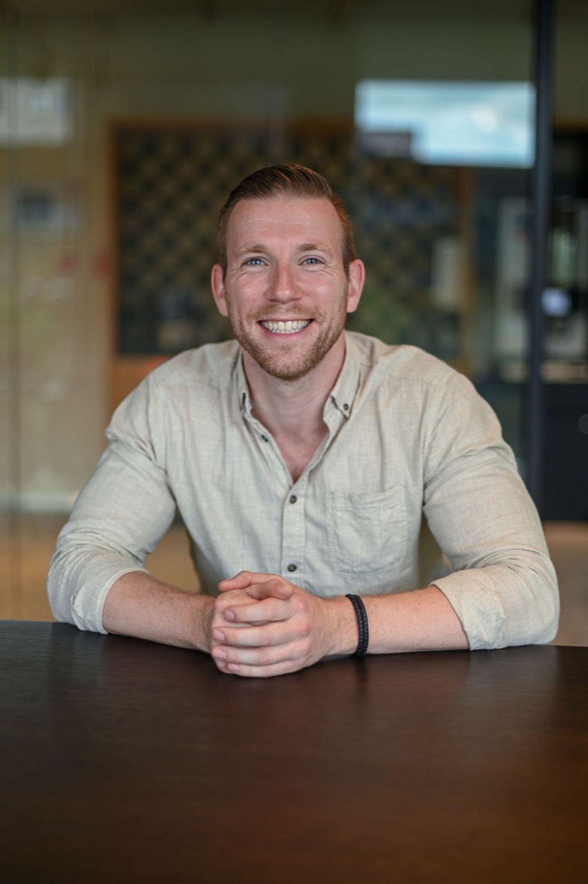 Sepp Elzinga, host van Podcast De Oorzaak
